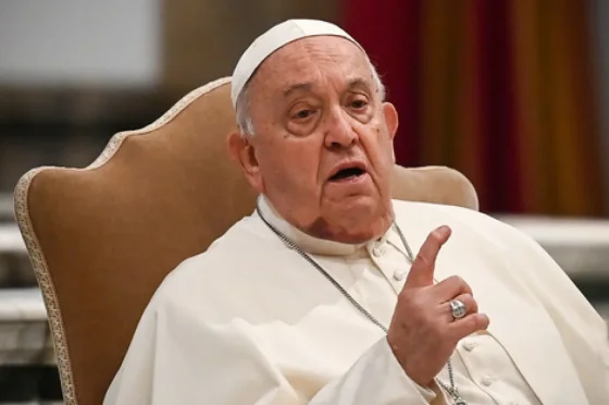 Internaron al papa Francisco por una bronquitis