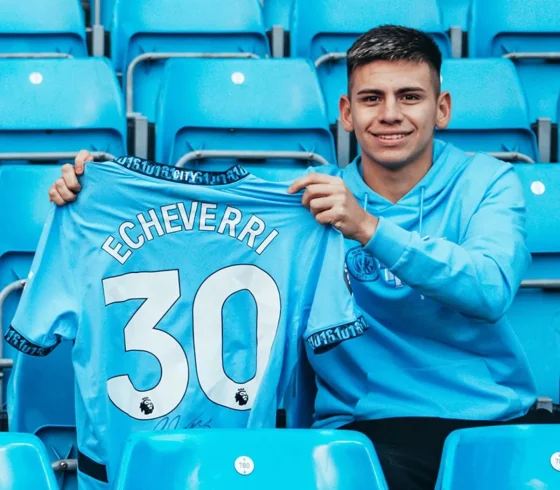 Claudio Echeverri fue presentado en Manchester City