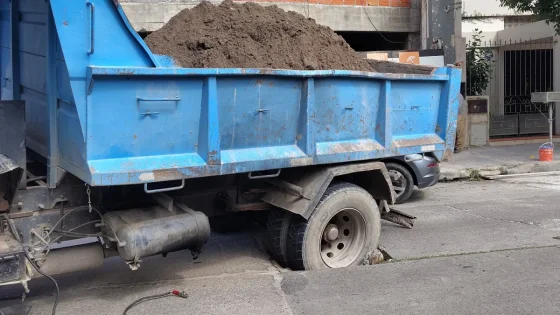 Un camión de áridos quedó hundido en el pavimento