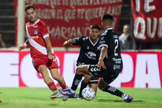 Argentinos Juniors goleó y eliminó a Central Norte