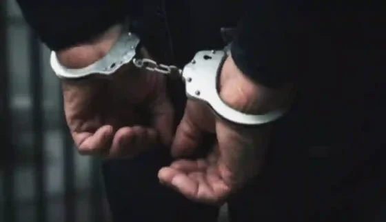 Prisión preventiva para uno y arresto domiciliario para dos personas por robo