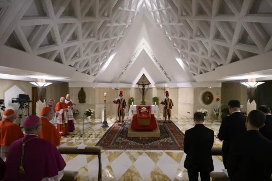 El Vaticano publicó las primeras imágenes de Francisco en su féretro