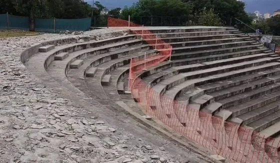 Colapsó una parte de la tribuna de Plaza España y ya comenzaron las obras