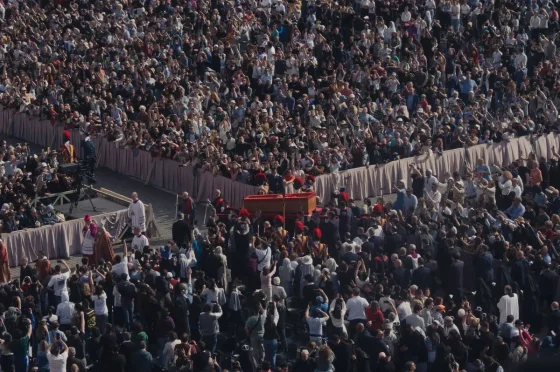 Casi 100 mil personas ya despidieron al Papa Francisco