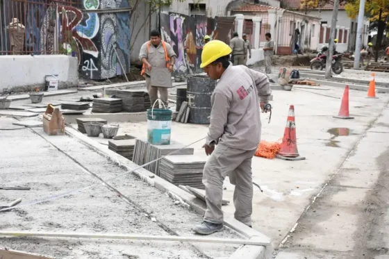 Realizan tareas de hormigonado en el Pasaje Zorrilla