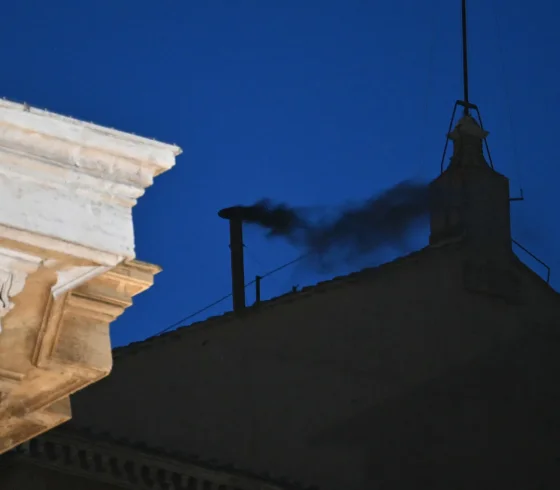 Sigue el cónclave: fumata negra en la segunda votación