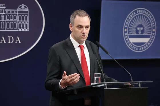 Eliminan los aranceles para celulares importados y reducen los impuestos internos