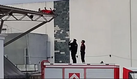 Tensión en el CCM: un hombre subió al techo y amenazó con arrojarse