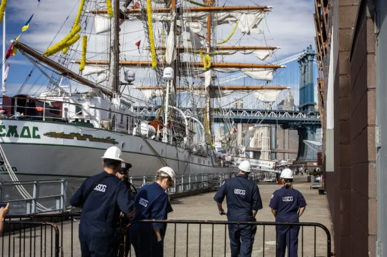 Un buque de la Marina mexicana chocó contra el Puente de Brooklyn