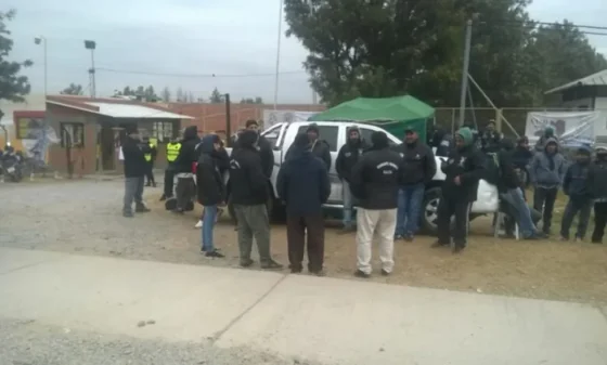 Empleados de fábrica de baterías reclaman por mejoras salariales