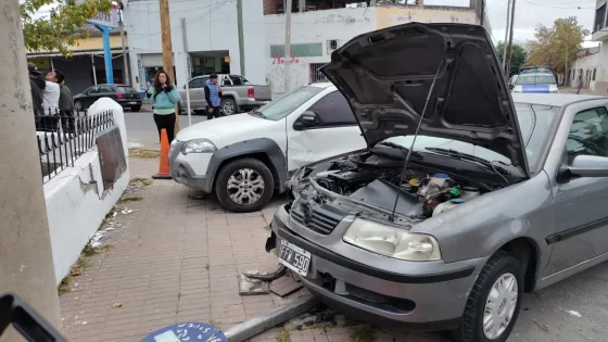 Choque entre auto y camioneta terminó contra la reja de una vivienda