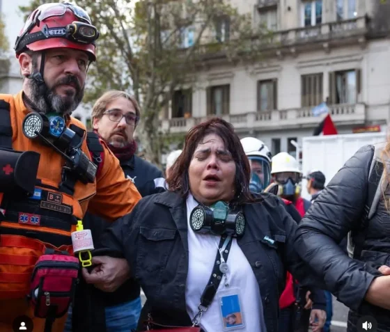 Violenta represión en marcha de jubilados: una periodista salteña entre los agredidos