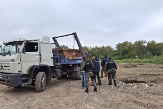 Sancionaron a una empresa por arrojar residuos en las márgenes del río Arenales