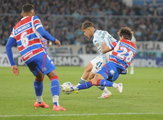 Racing le ganó a Fortaleza en la última jugada del partido