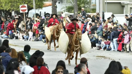 Angustia en el desfile de Güemes: un caballo se descompensó en plena marcha