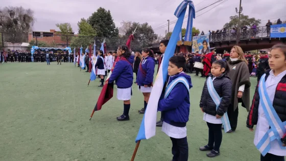 Más de 520 niños juran lealtad a la Bandera en el Puente Vélez Sarsfield