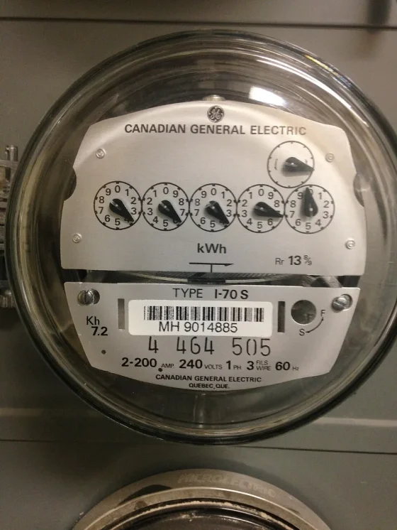 Medidor eléctrico y tarifas en alza