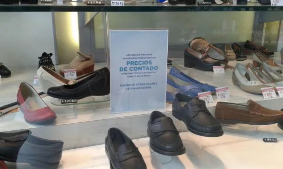 Vidriera de comercio salteño con carteleria referida a Precios Transparentes.