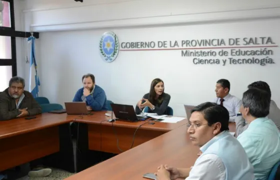 Mesa de negociación salarial entre gremios docentes salteños y el gobierno provincial.