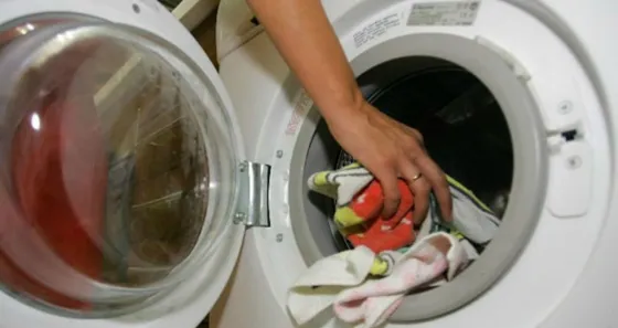 Arrestan a mujer por no lavar la ropa de su marido