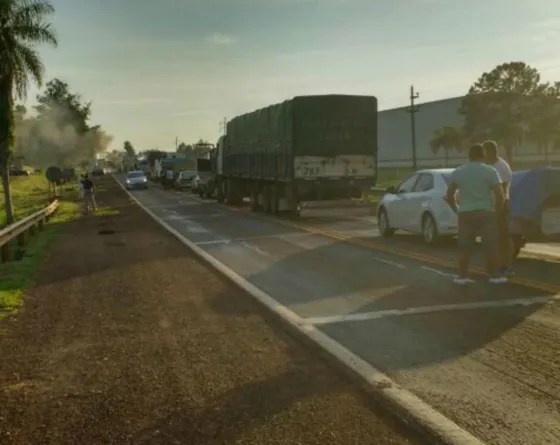 Largas filas de vehículos en la ruta 12 a causa del corte. | Foto: Radio República