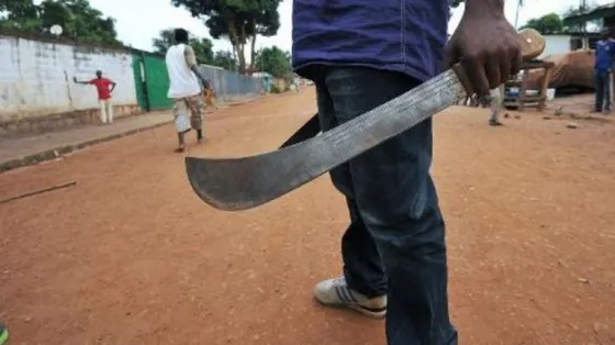 Le robaron el celular y lo hirieron con un machete