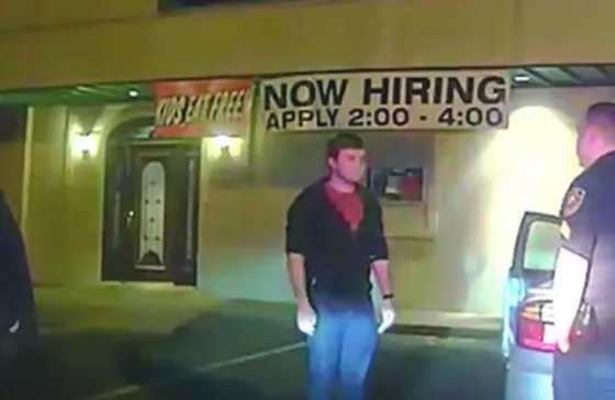 Policía detiene a mago pero no podrás creer lo que sucede luego . Video viral