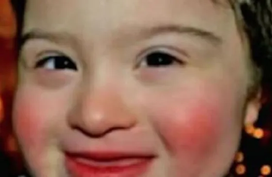 Se negó a sentarse junto a un nene con síndrome de Down y el mesero se vengó