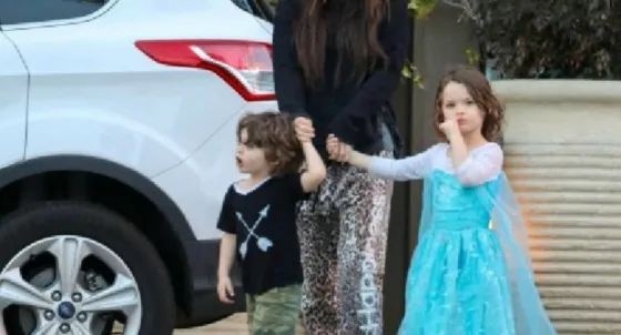 Famosa actriz pasea con sus hijos varones vestidos de princesa