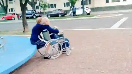 La foto mas tierna del mundo, a pesar del tiempo, dos abuelos que se aman